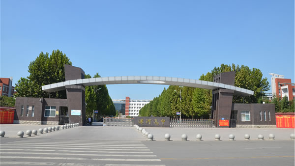 北校区学校大门